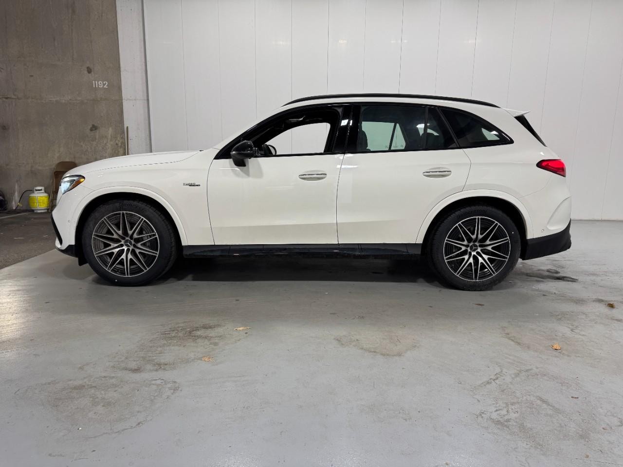 Mercedes-Benz GLC Vehicle Full-screen Gallery Image 2