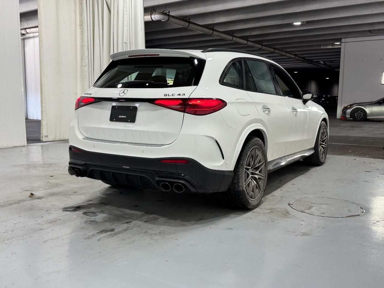 Mercedes-Benz GLC Vehicle Full-screen Gallery Image 4