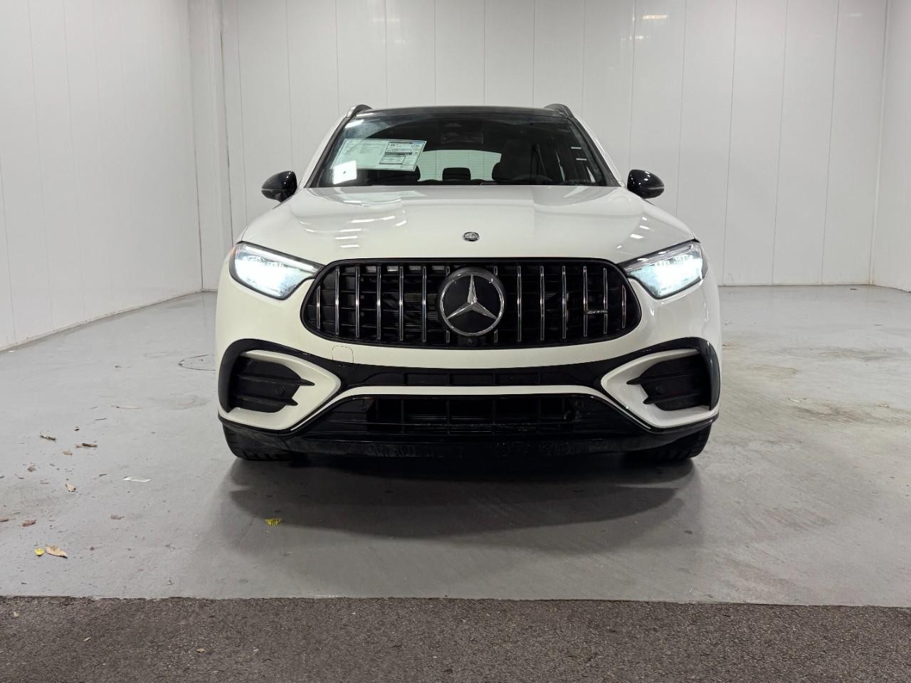 Mercedes-Benz GLC Vehicle Full-screen Gallery Image 7