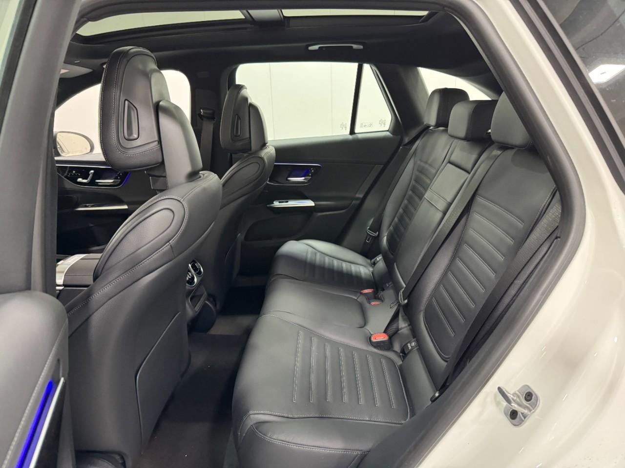 Mercedes-Benz GLC Vehicle Full-screen Gallery Image 8