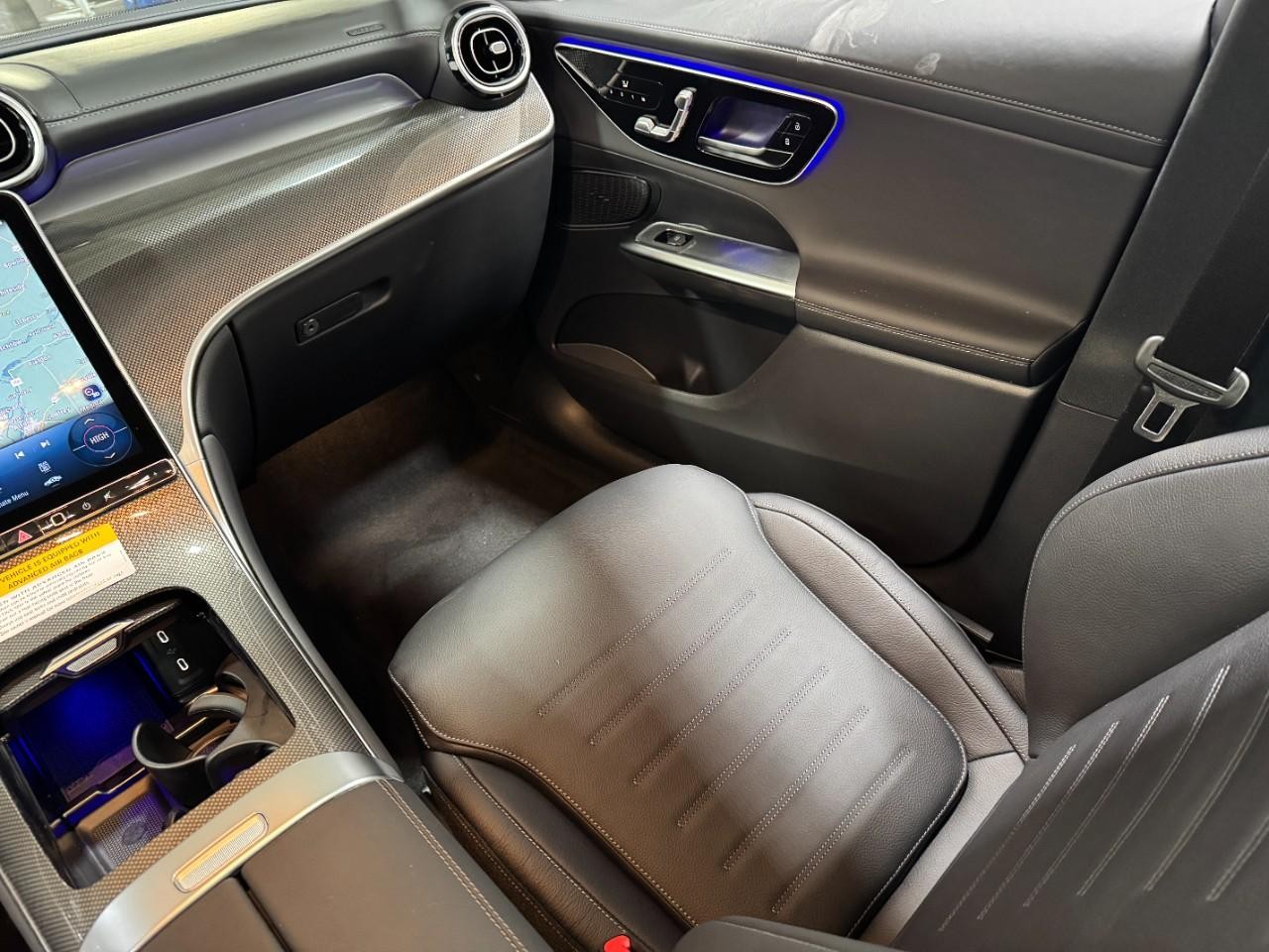 Mercedes-Benz GLC Vehicle Full-screen Gallery Image 15