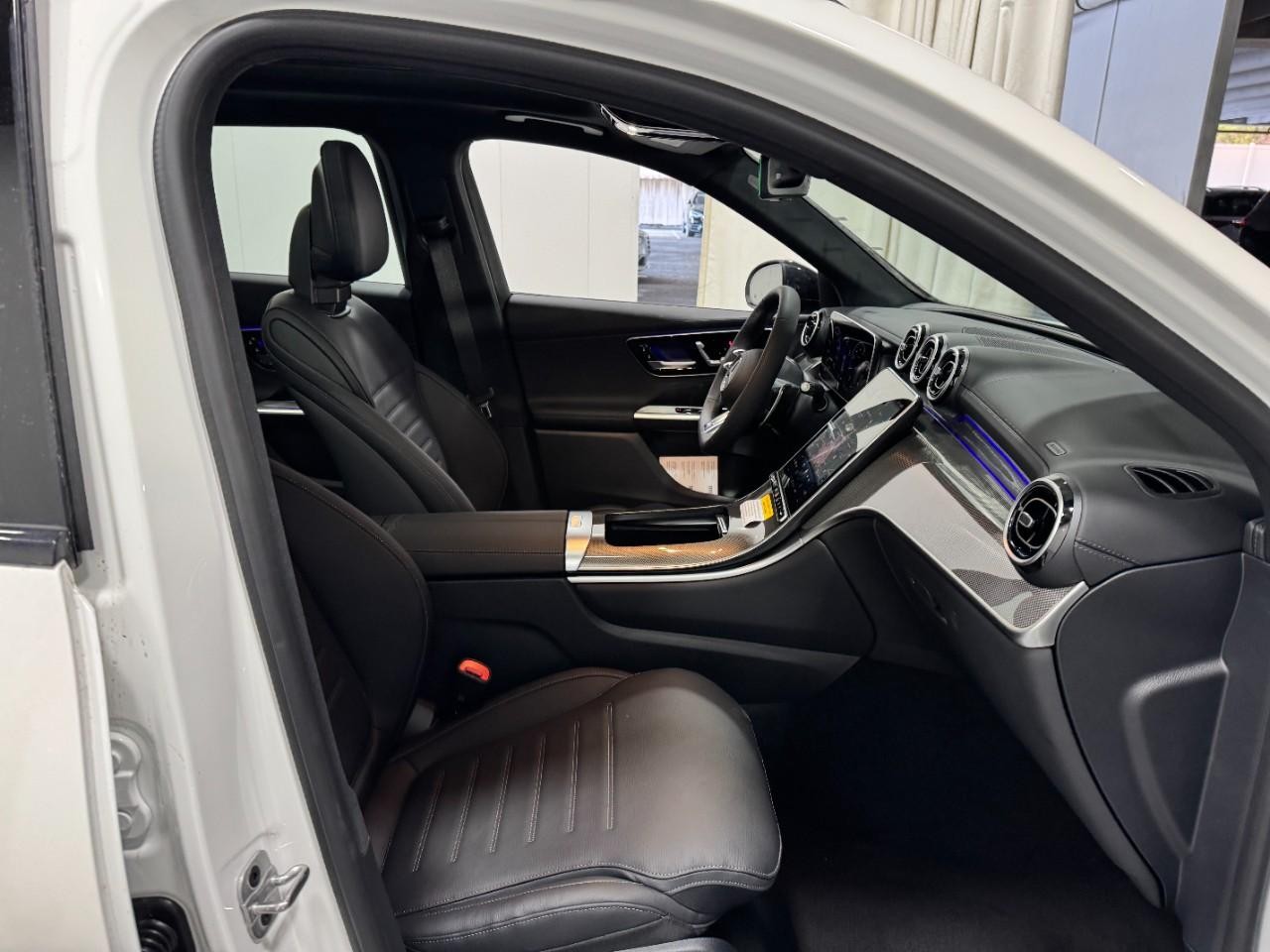 Mercedes-Benz GLC Vehicle Full-screen Gallery Image 16