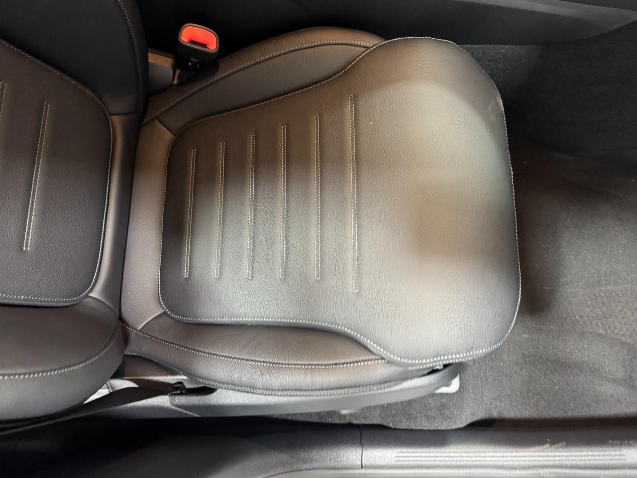 Mercedes-Benz GLC Vehicle Full-screen Gallery Image 17