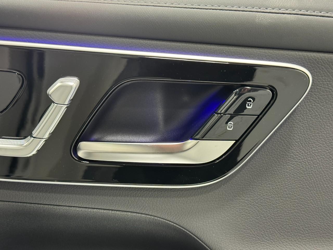 Mercedes-Benz GLC Vehicle Full-screen Gallery Image 20