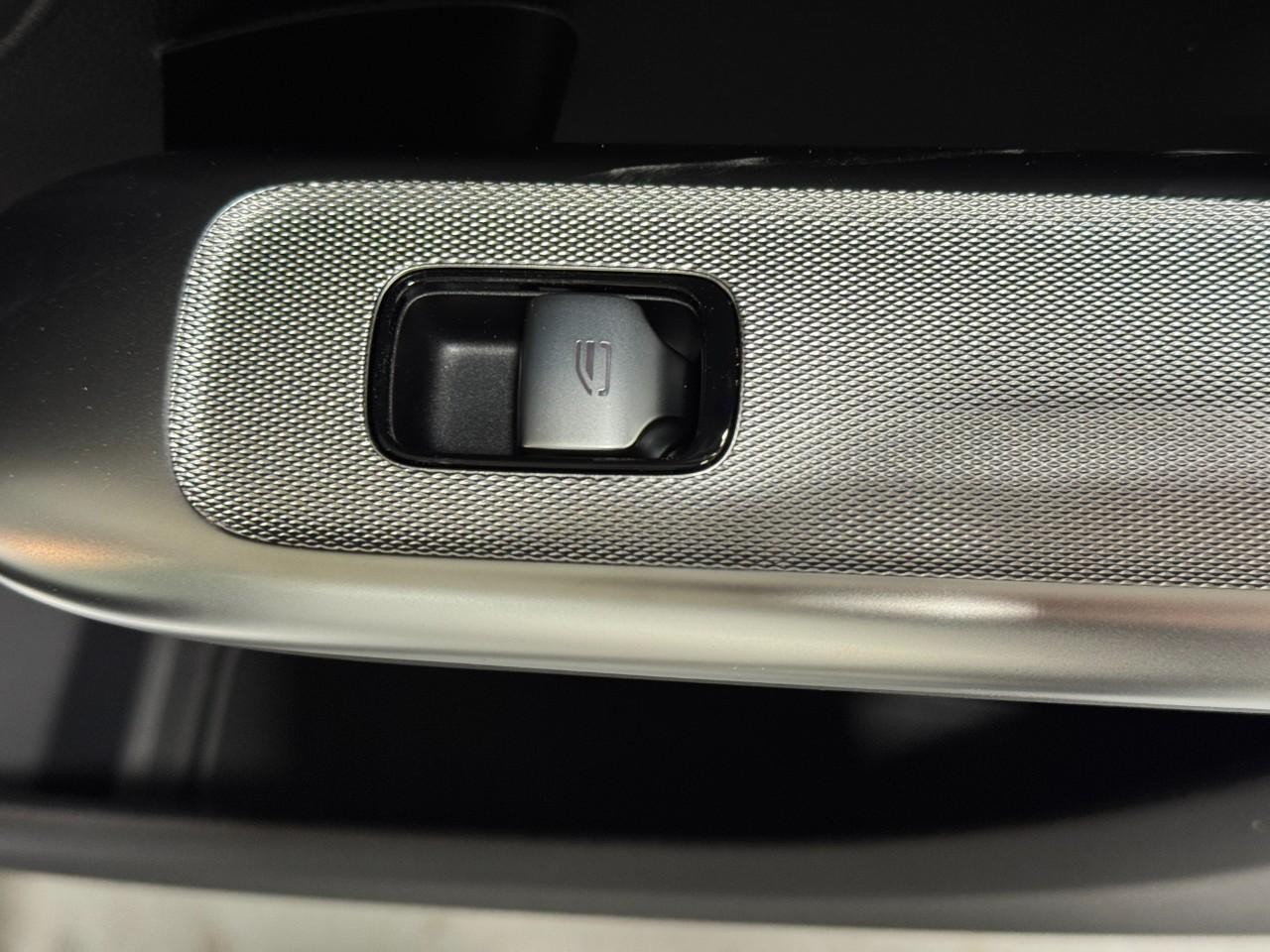 Mercedes-Benz GLC Vehicle Full-screen Gallery Image 21