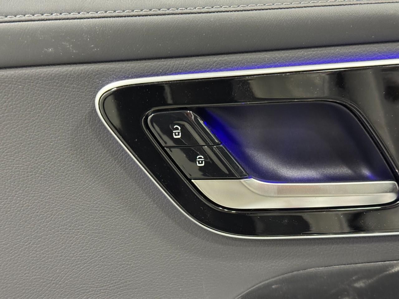 Mercedes-Benz GLC Vehicle Full-screen Gallery Image 23