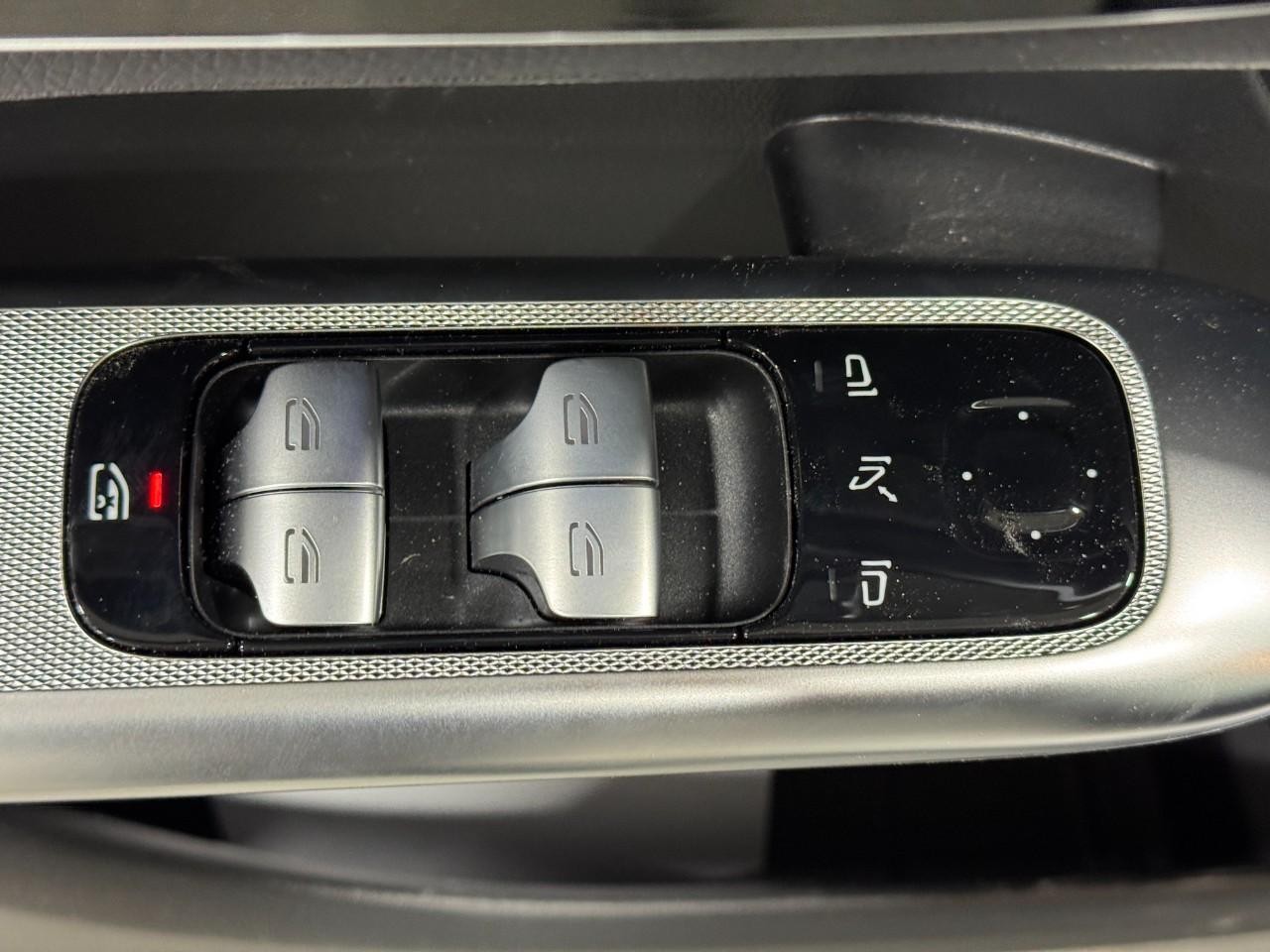 Mercedes-Benz GLC Vehicle Full-screen Gallery Image 24