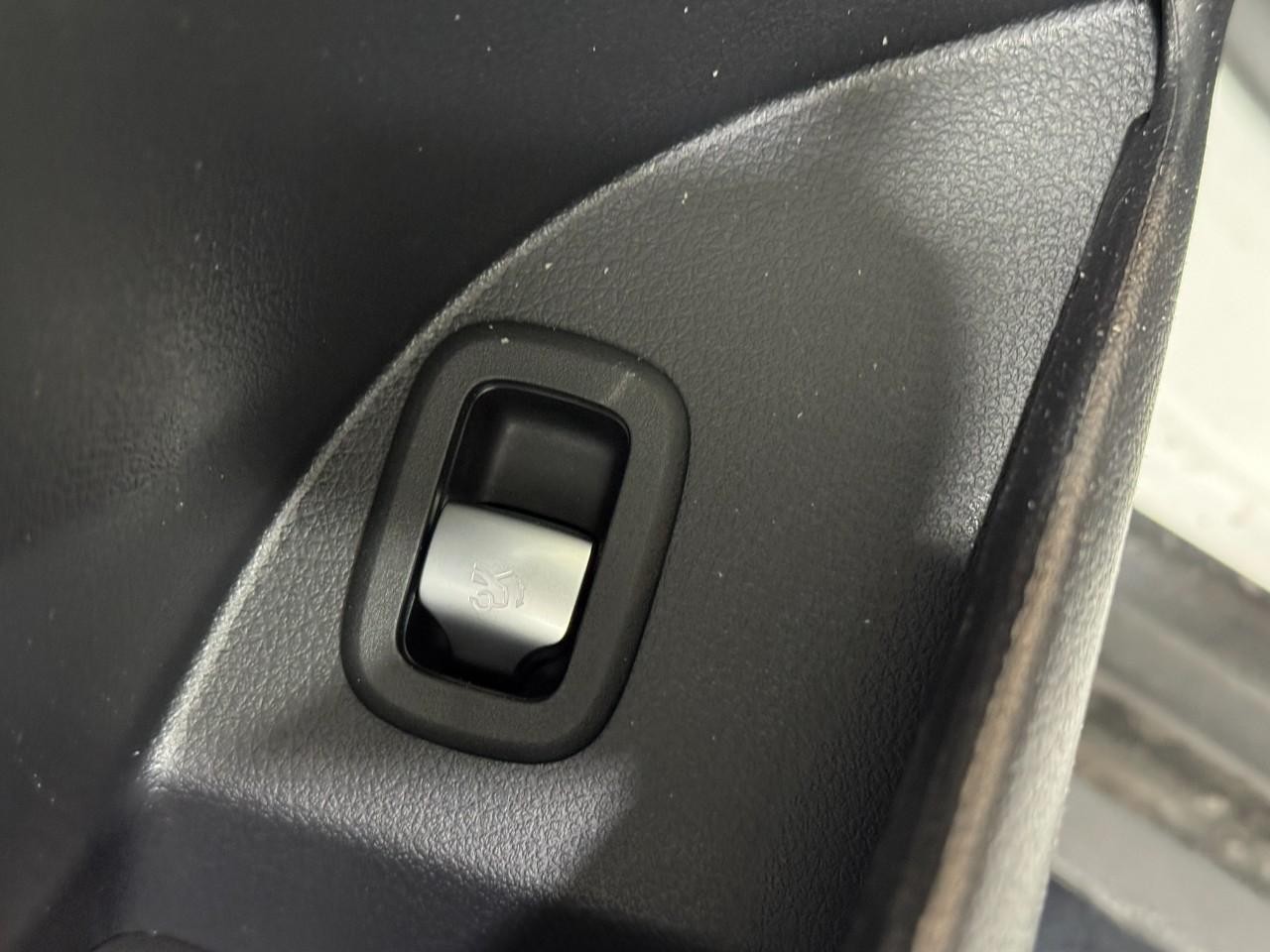 Mercedes-Benz GLC Vehicle Full-screen Gallery Image 25