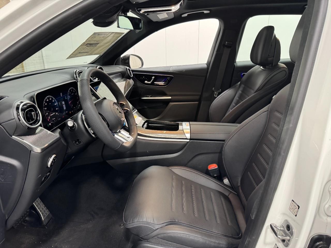 Mercedes-Benz GLC Vehicle Full-screen Gallery Image 26