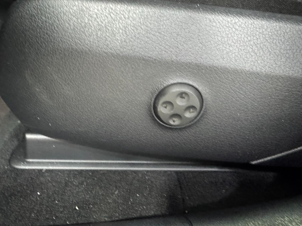 Mercedes-Benz GLC Vehicle Full-screen Gallery Image 28