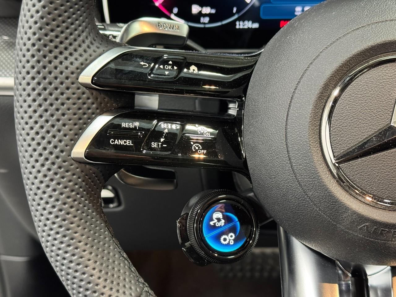 Mercedes-Benz GLC Vehicle Full-screen Gallery Image 30