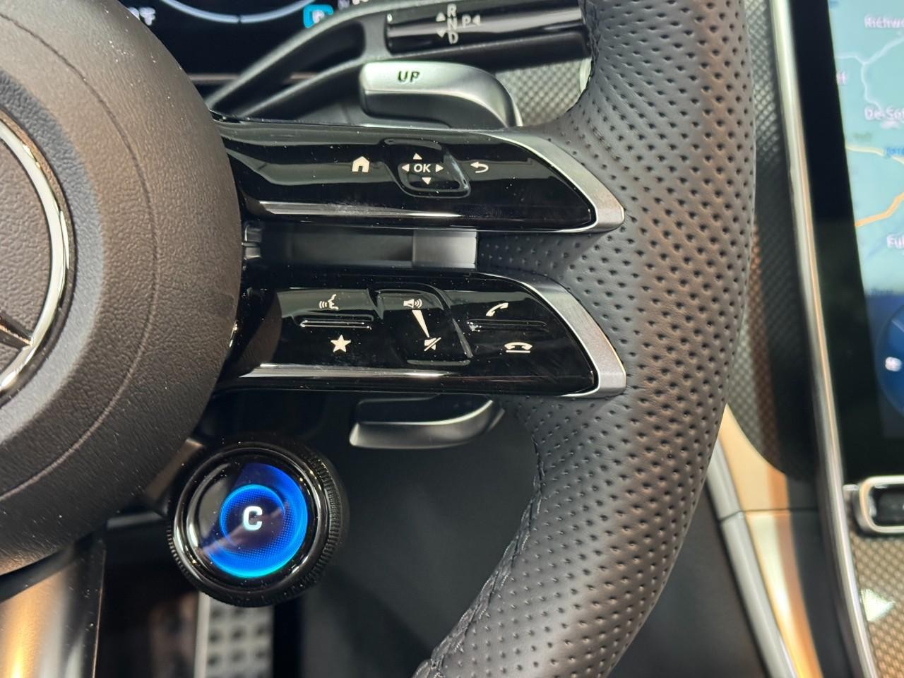 Mercedes-Benz GLC Vehicle Full-screen Gallery Image 31