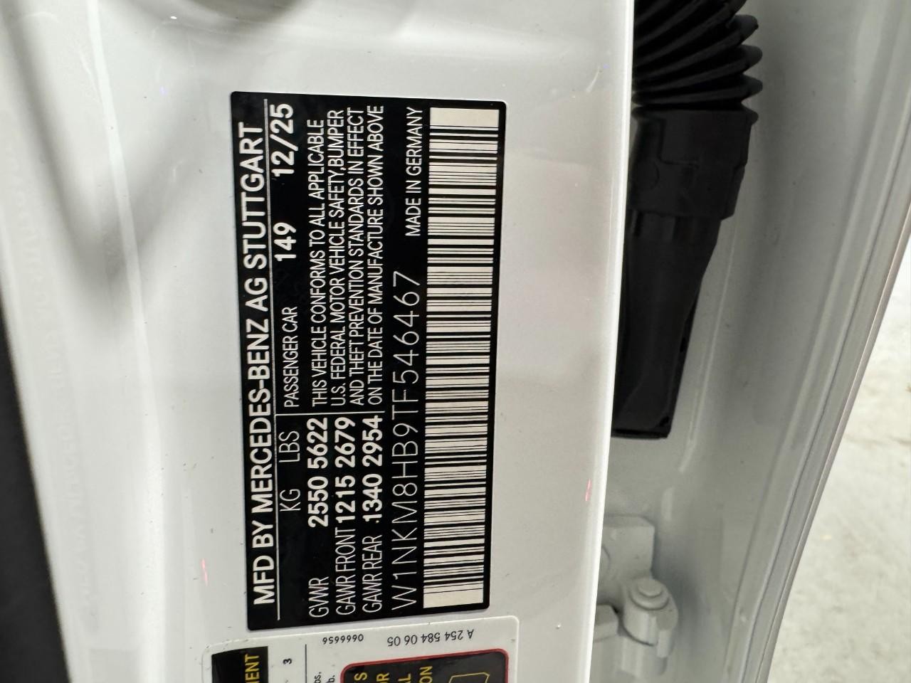 Mercedes-Benz GLC Vehicle Full-screen Gallery Image 35