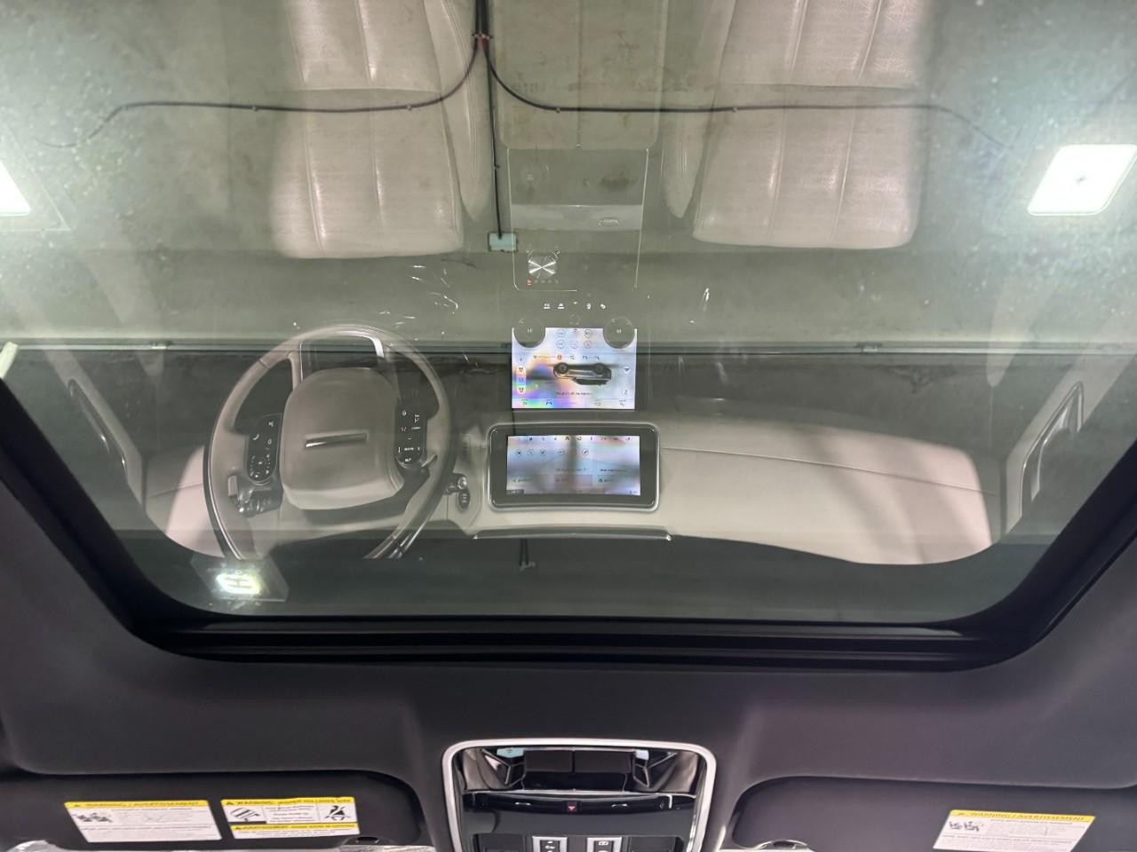 Land Rover Range Rover Velar Vehicle Full-screen Gallery Image 12