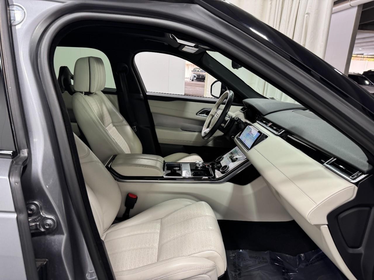 Land Rover Range Rover Velar Vehicle Full-screen Gallery Image 19