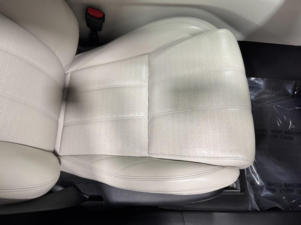 Land Rover Range Rover Velar Vehicle Full-screen Gallery Image 20