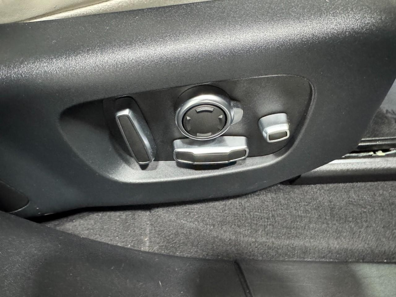 Land Rover Range Rover Velar Vehicle Full-screen Gallery Image 21