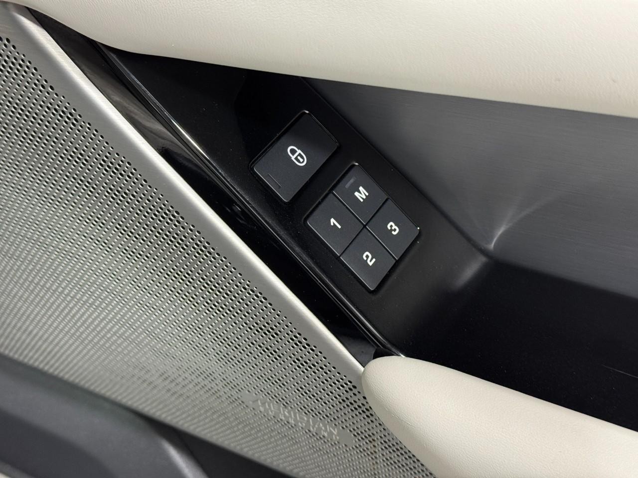 Land Rover Range Rover Velar Vehicle Full-screen Gallery Image 22