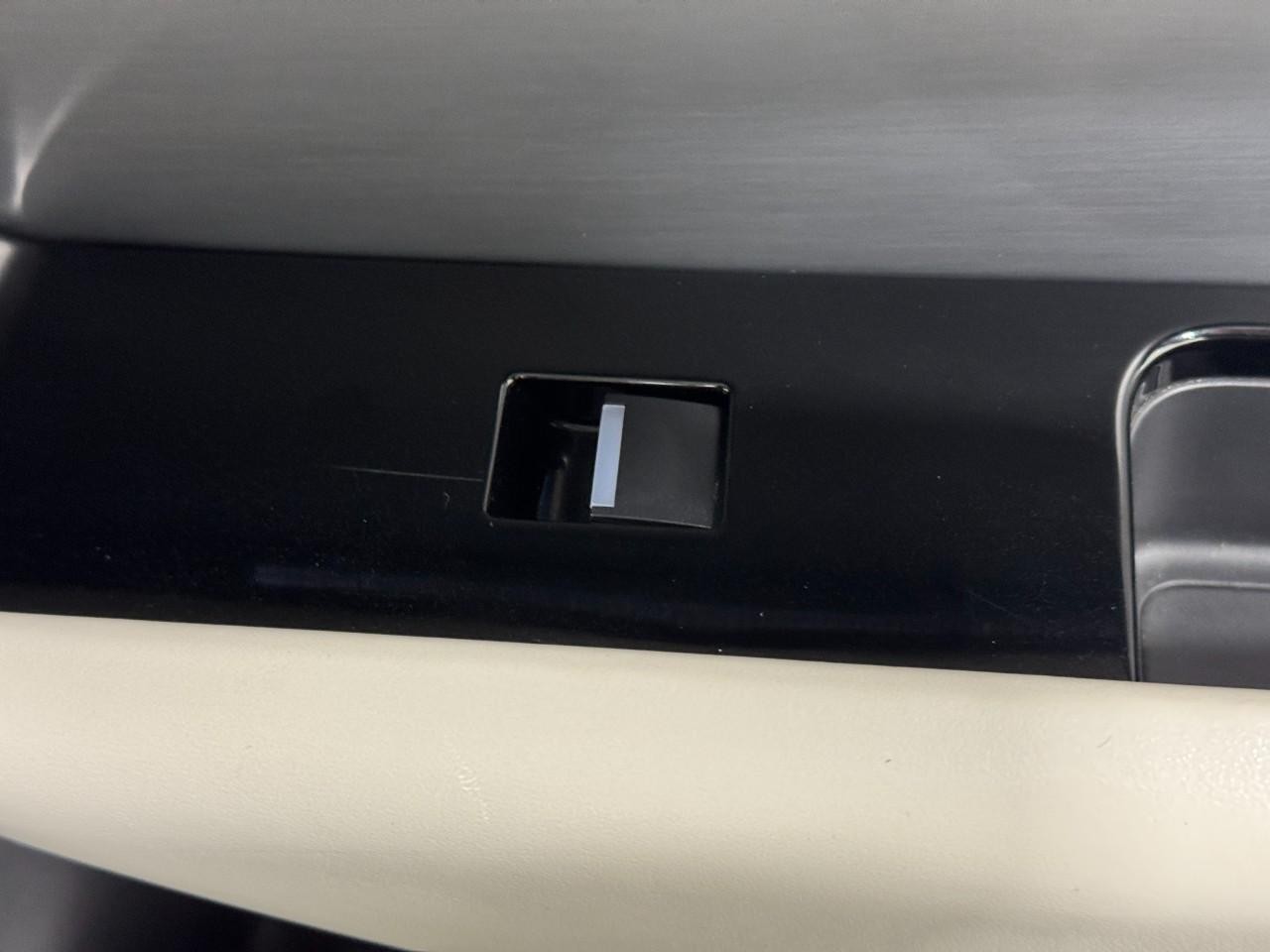 Land Rover Range Rover Velar Vehicle Full-screen Gallery Image 23