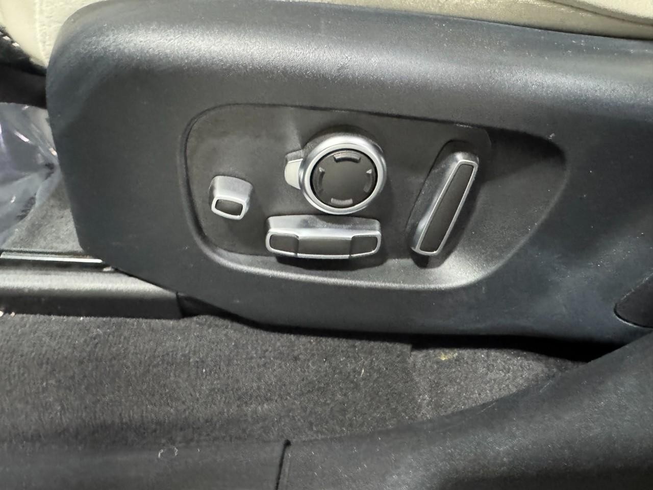 Land Rover Range Rover Velar Vehicle Full-screen Gallery Image 28