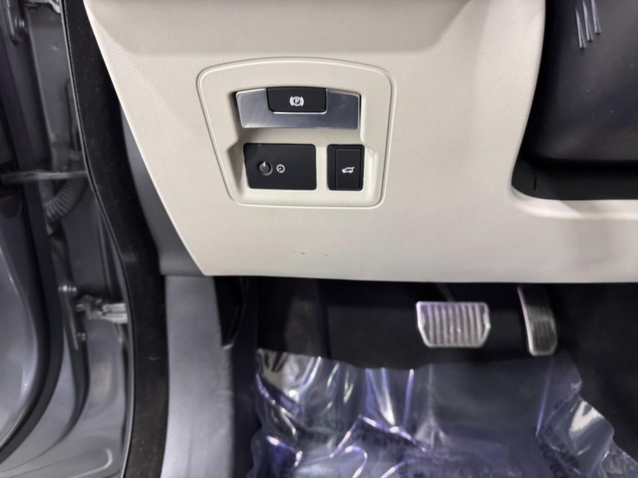 Land Rover Range Rover Velar Vehicle Full-screen Gallery Image 29