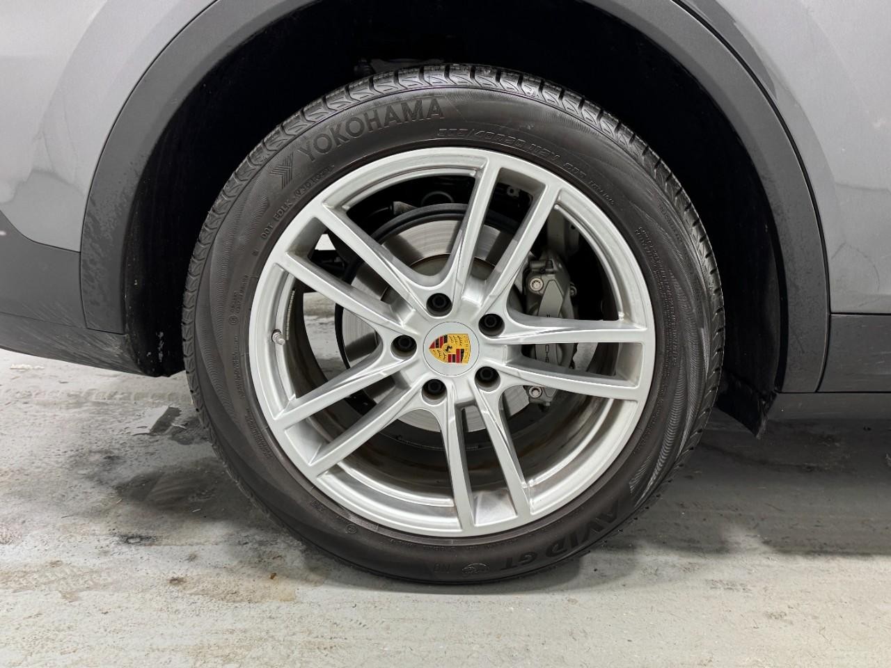 Porsche Cayenne Vehicle Full-screen Gallery Image 5