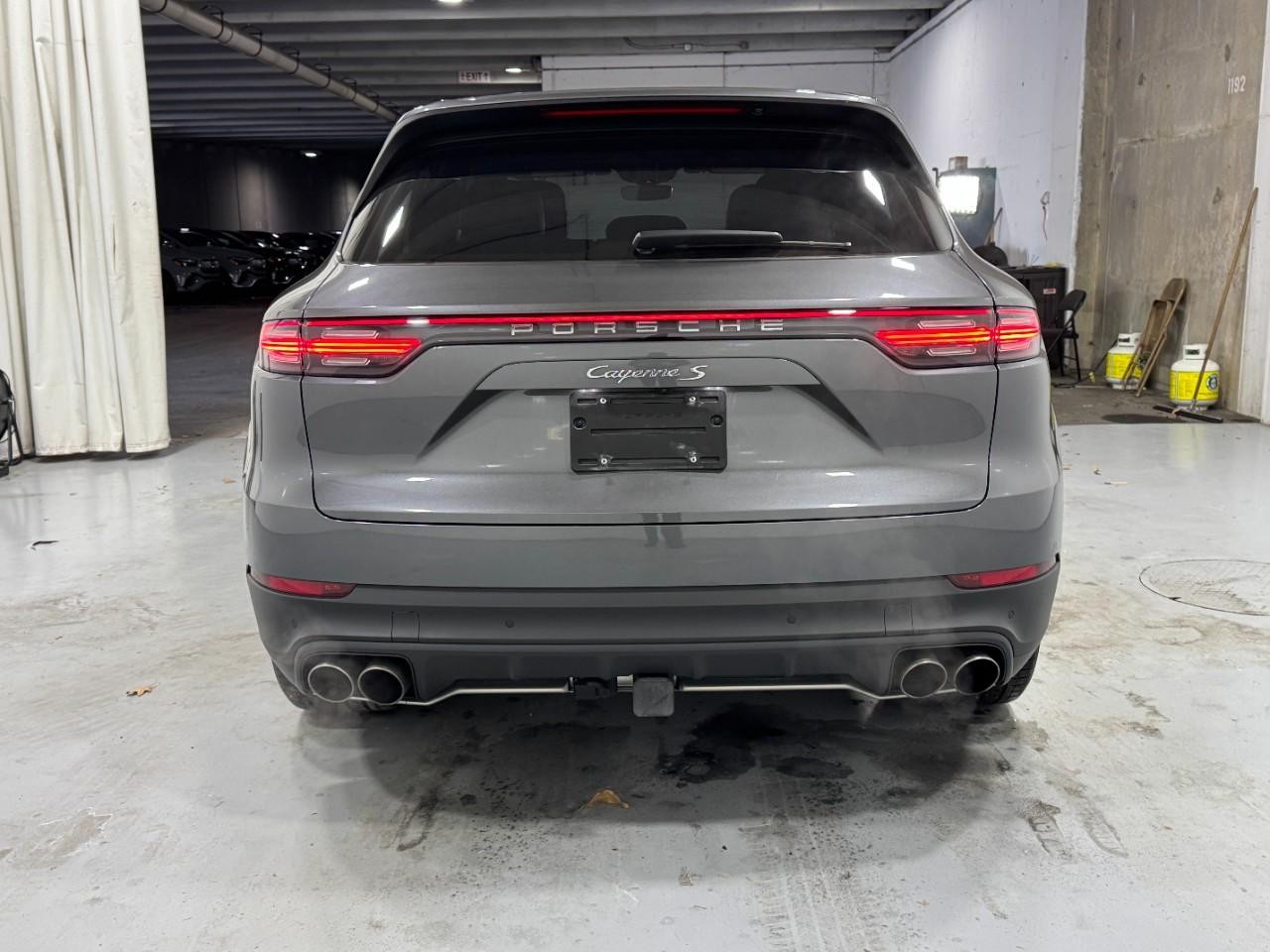 Porsche Cayenne Vehicle Full-screen Gallery Image 9