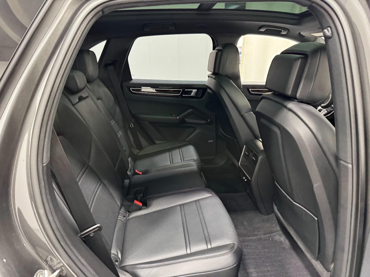 Porsche Cayenne Vehicle Full-screen Gallery Image 10