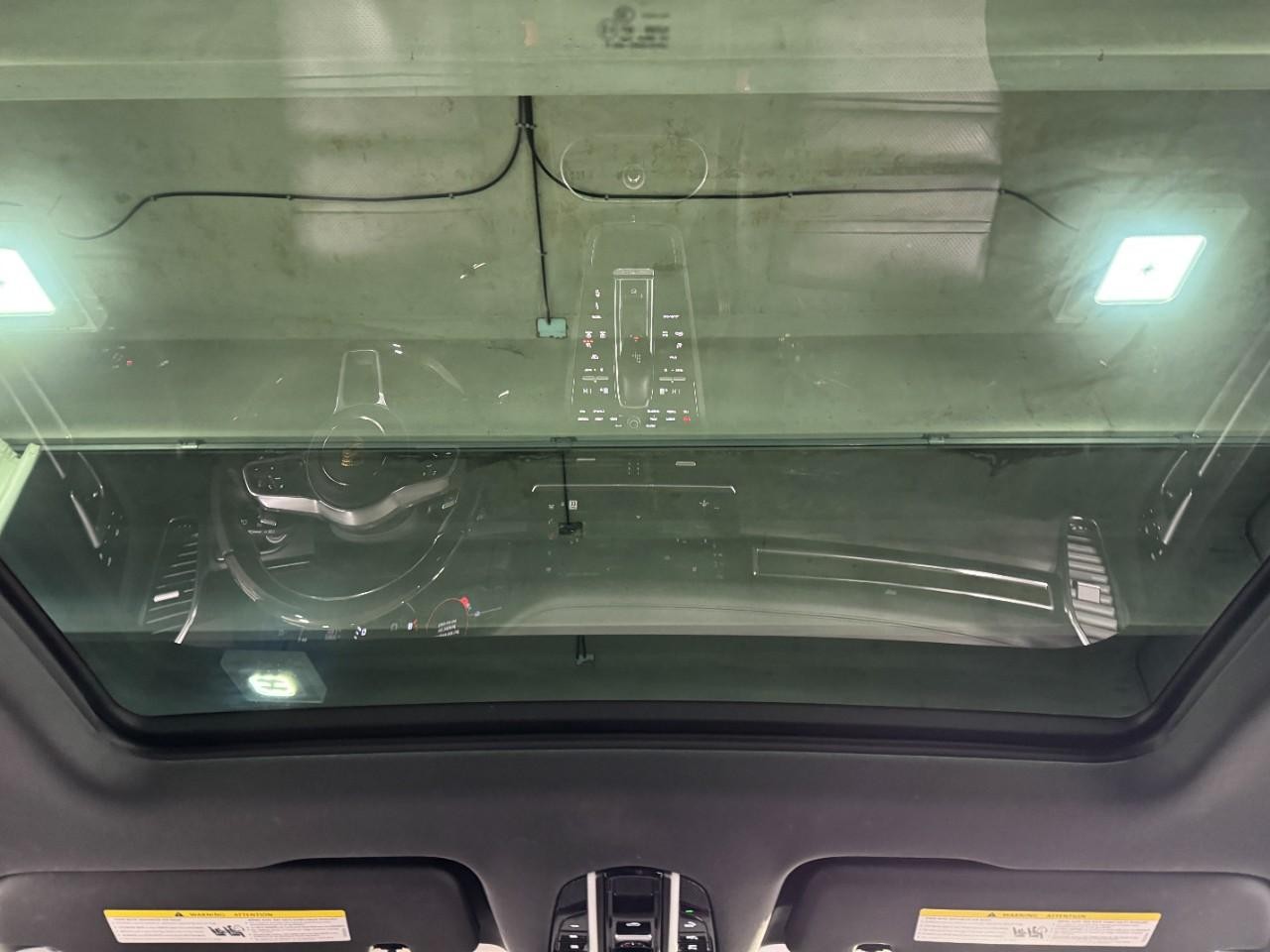 Porsche Cayenne Vehicle Full-screen Gallery Image 11