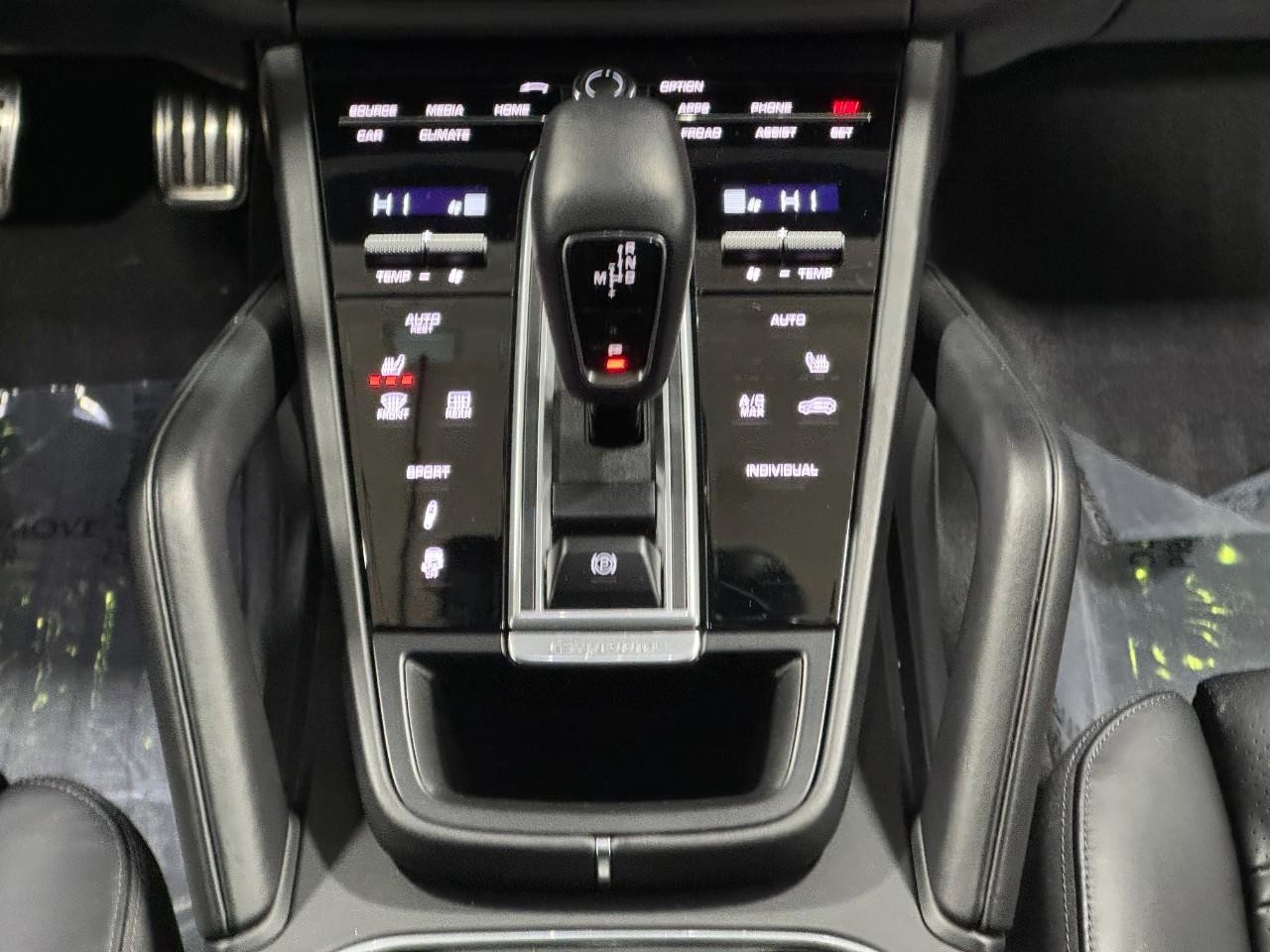 Porsche Cayenne Vehicle Full-screen Gallery Image 15