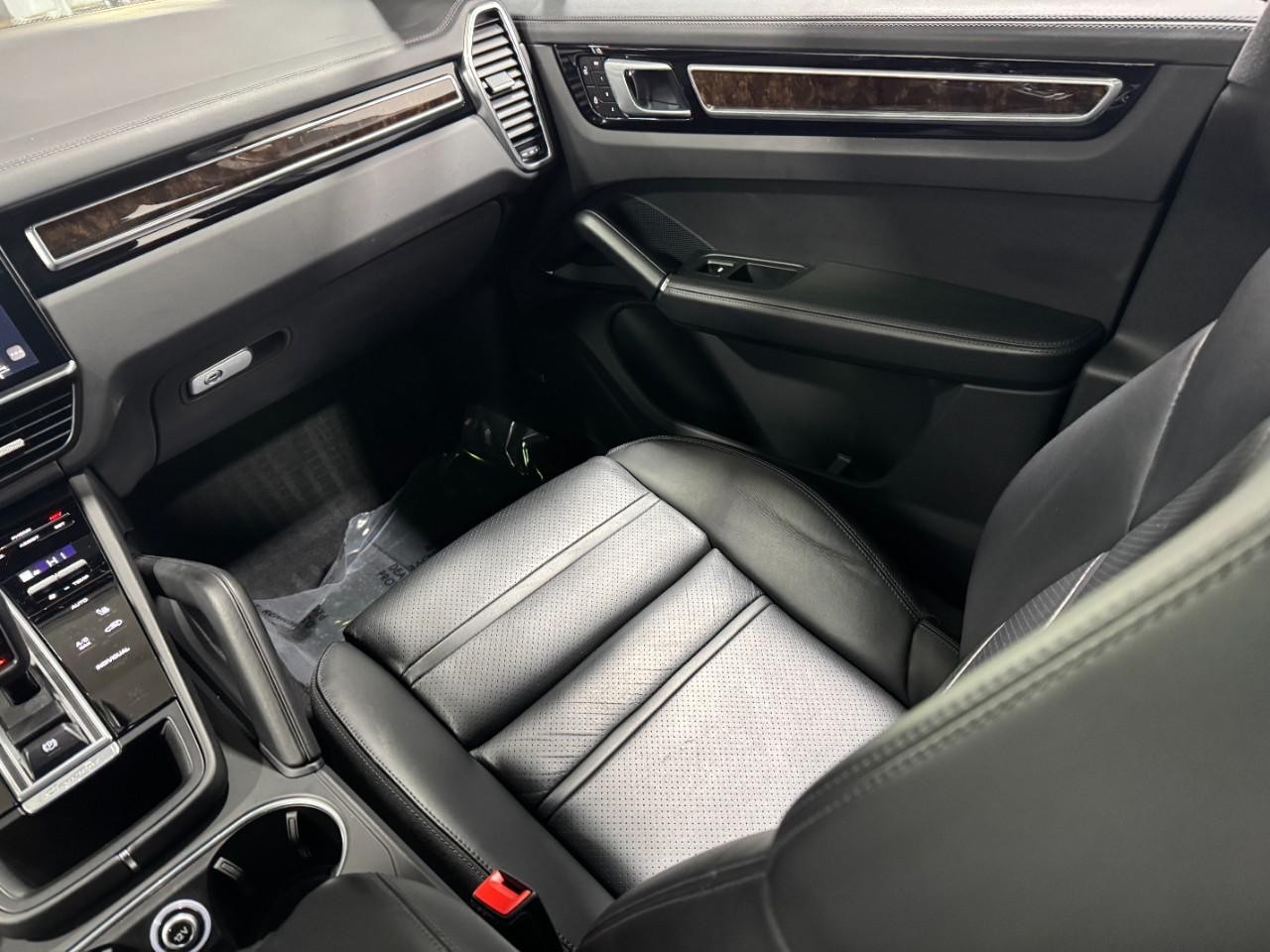 Porsche Cayenne Vehicle Full-screen Gallery Image 16