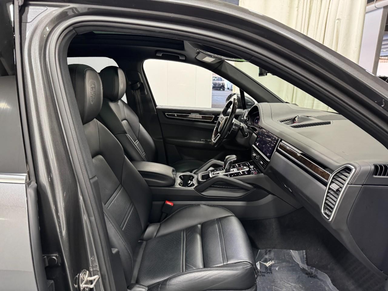 Porsche Cayenne Vehicle Full-screen Gallery Image 17