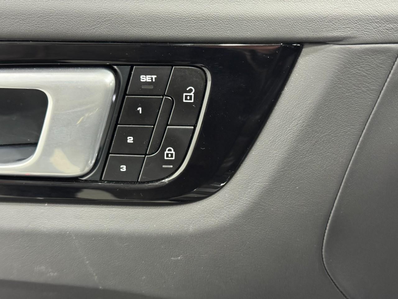 Porsche Cayenne Vehicle Full-screen Gallery Image 22