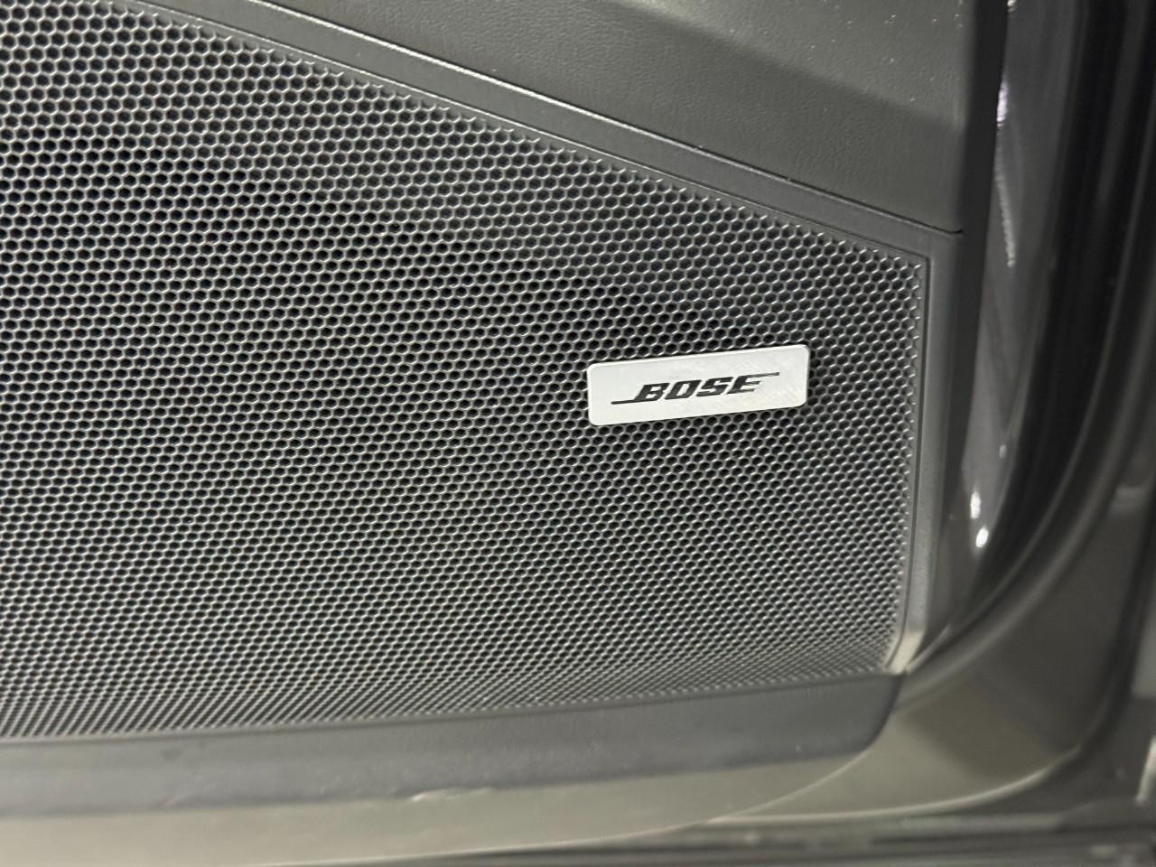 Porsche Cayenne Vehicle Full-screen Gallery Image 24