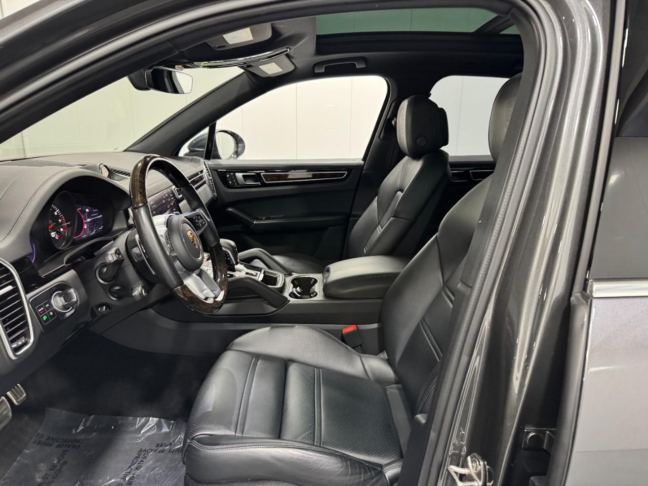 Porsche Cayenne Vehicle Full-screen Gallery Image 25