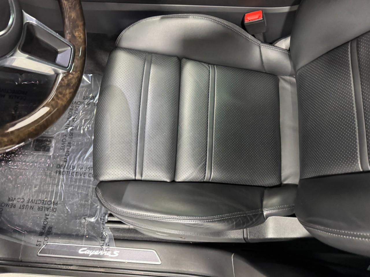 Porsche Cayenne Vehicle Full-screen Gallery Image 26