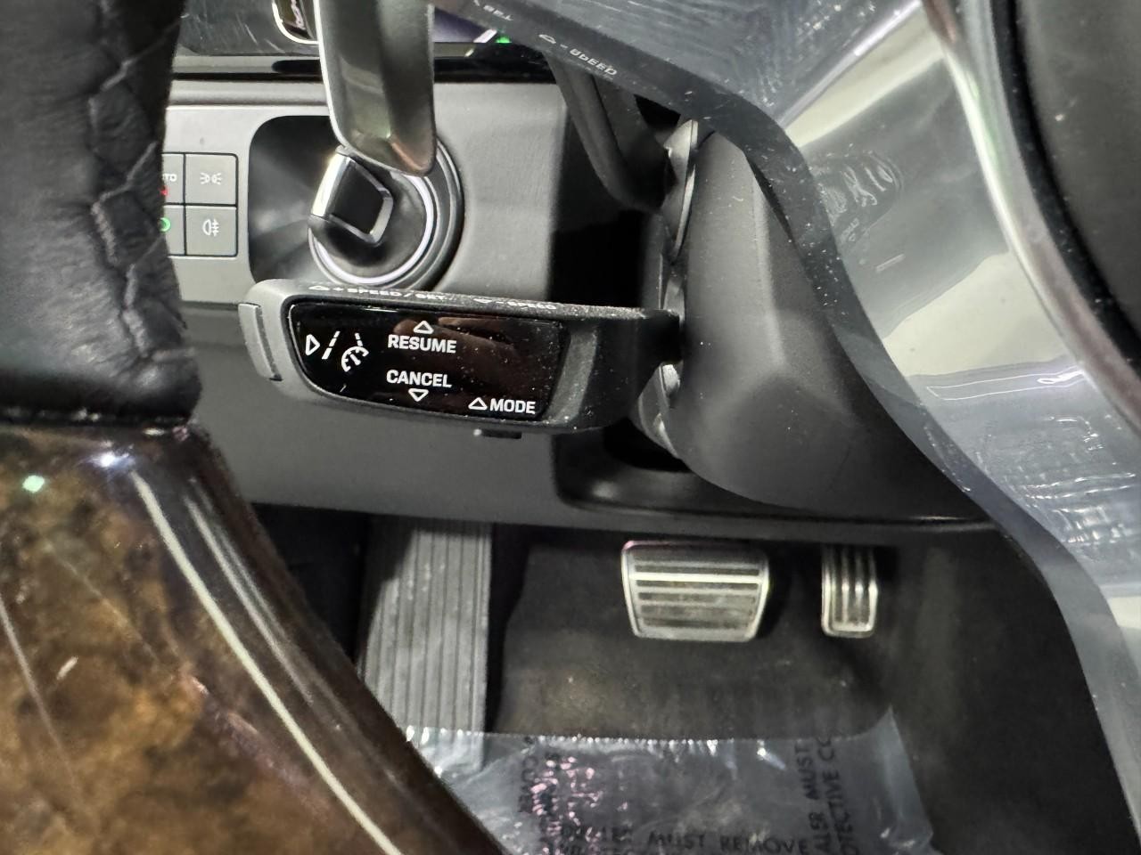 Porsche Cayenne Vehicle Full-screen Gallery Image 29