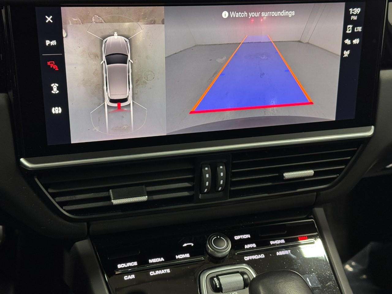 Porsche Cayenne Vehicle Full-screen Gallery Image 33