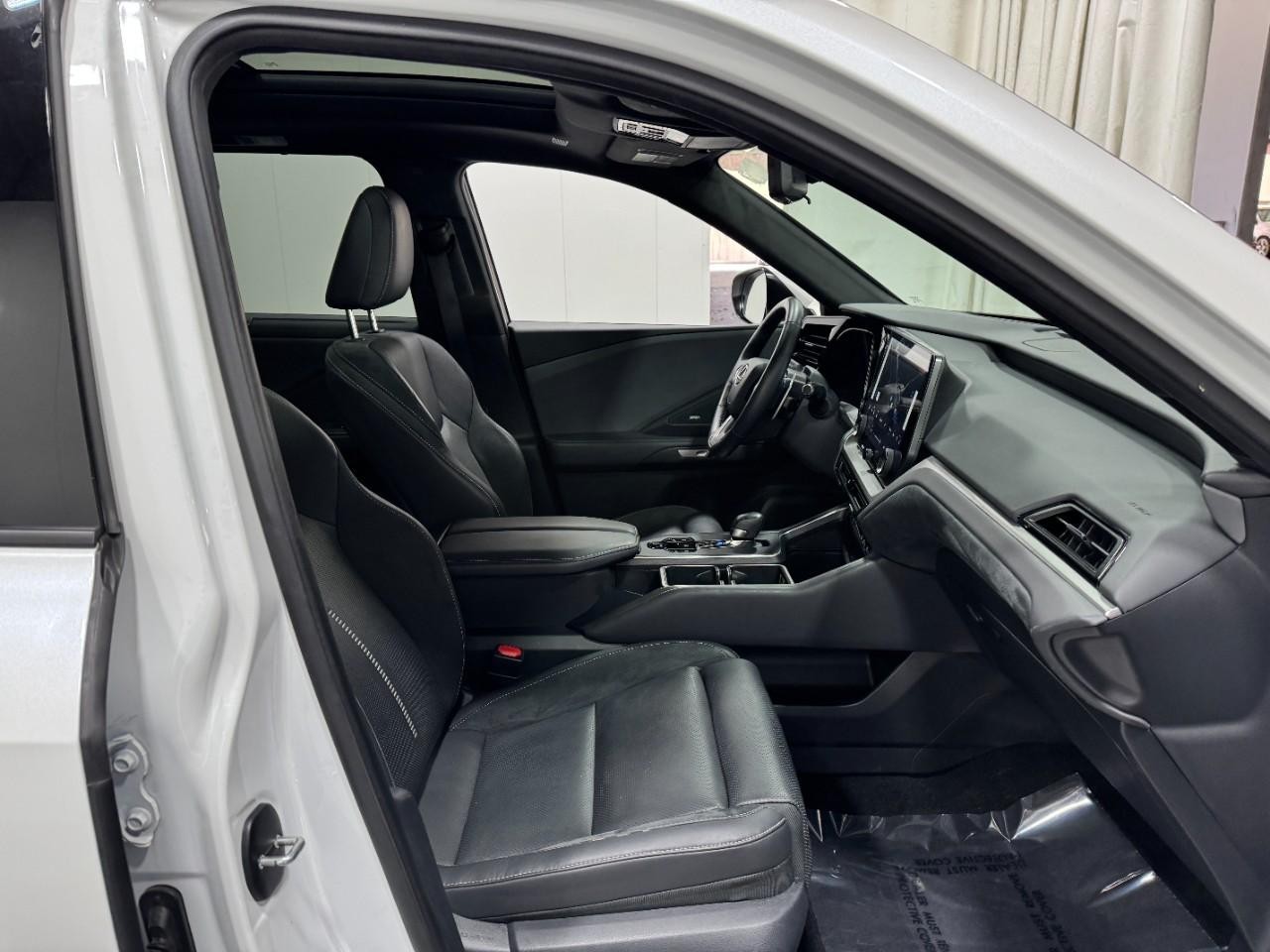 Lexus TX Vehicle Full-screen Gallery Image 20