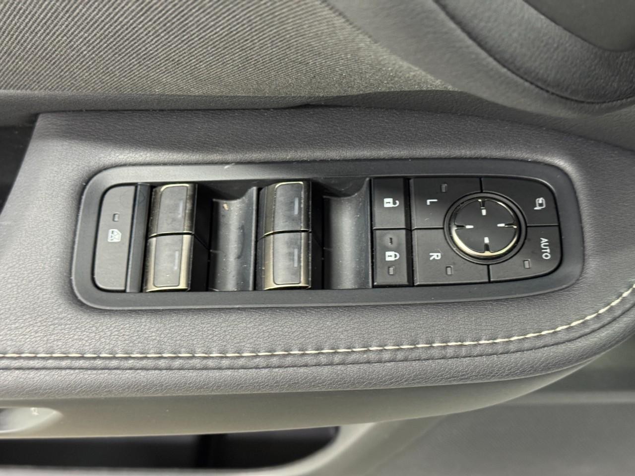 Lexus TX Vehicle Full-screen Gallery Image 24