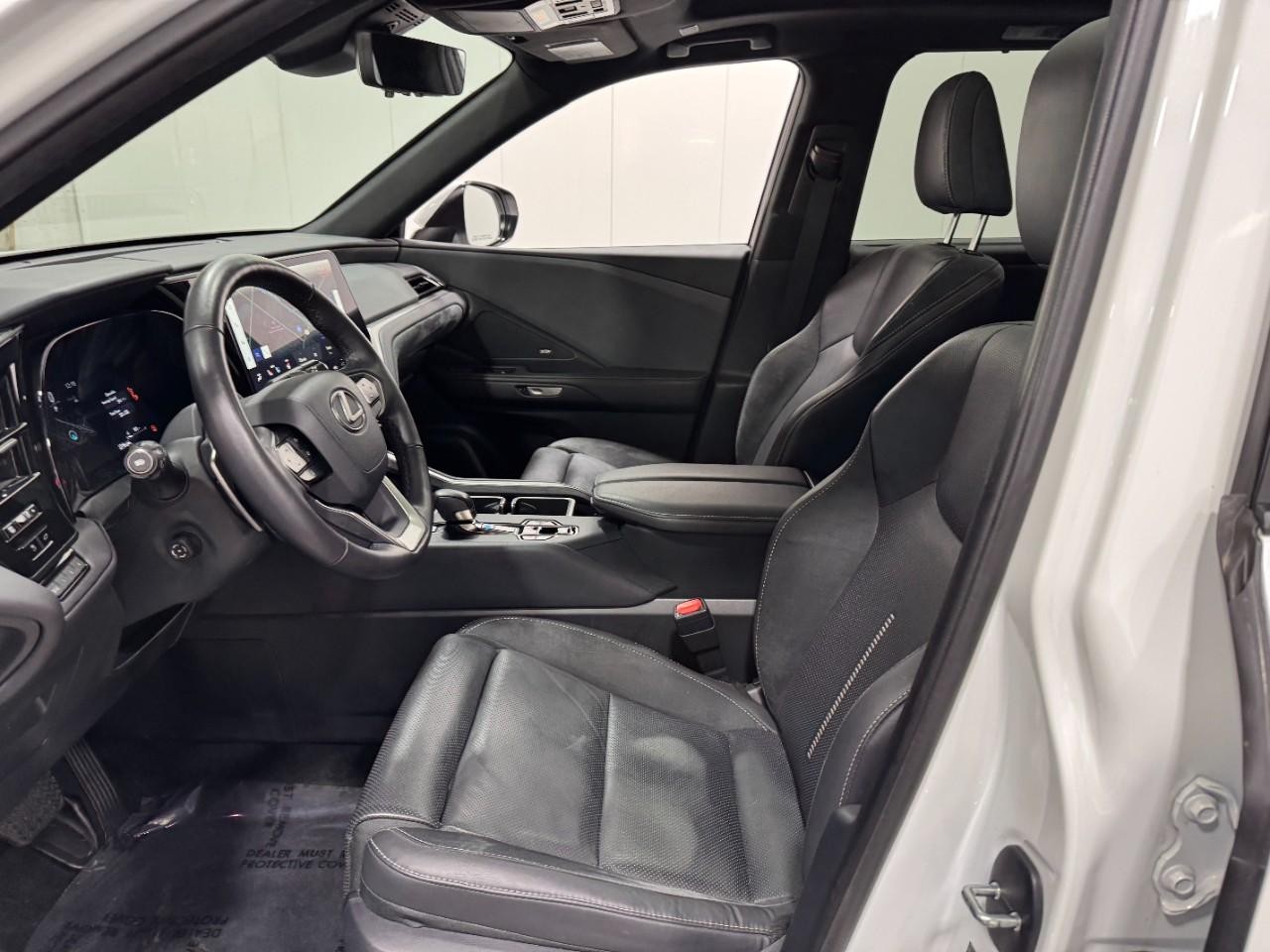 Lexus TX Vehicle Full-screen Gallery Image 26