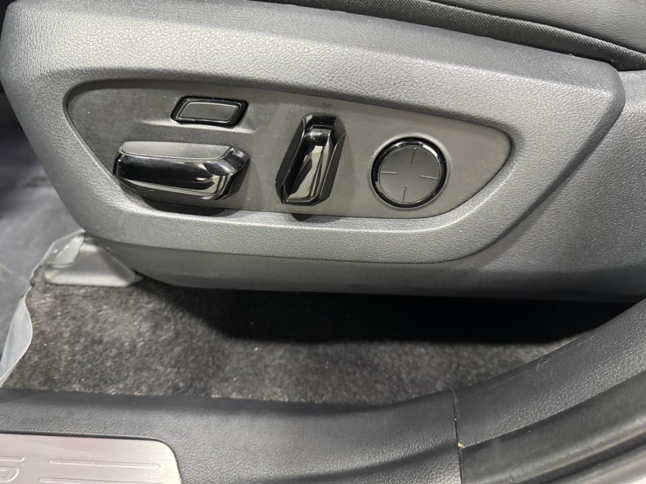 Lexus TX Vehicle Full-screen Gallery Image 28