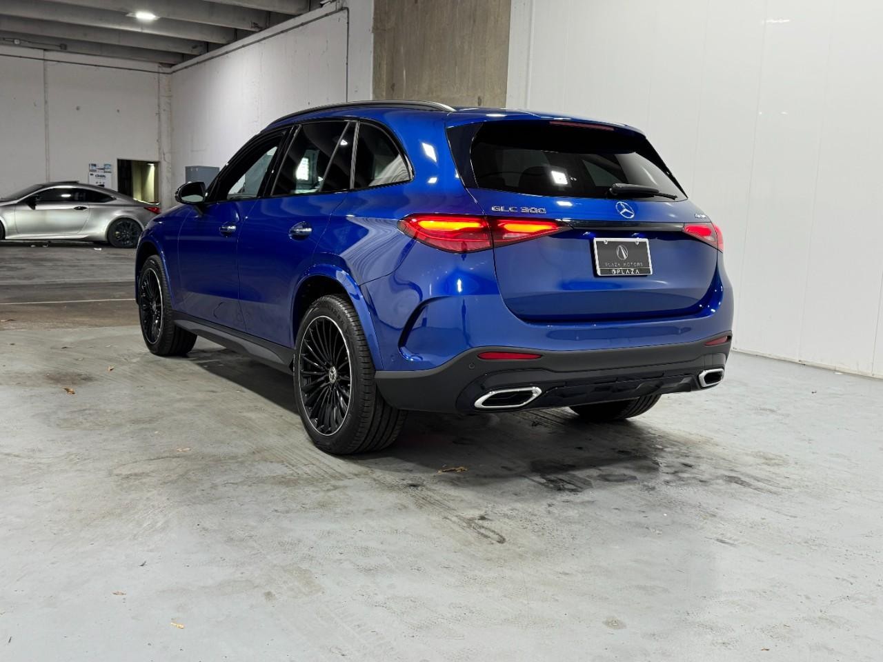 Mercedes-Benz GLC Vehicle Full-screen Gallery Image 3