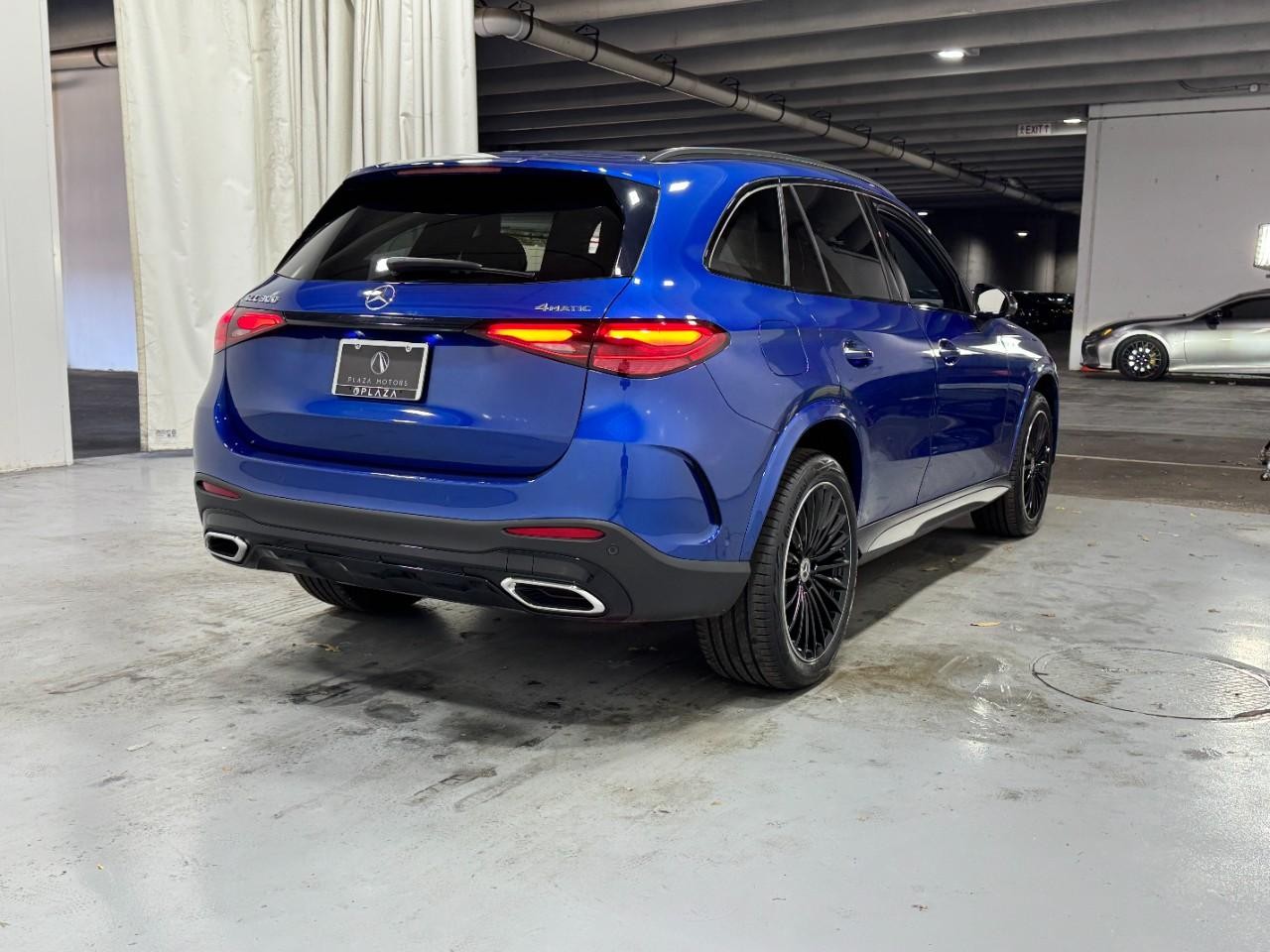 Mercedes-Benz GLC Vehicle Full-screen Gallery Image 4