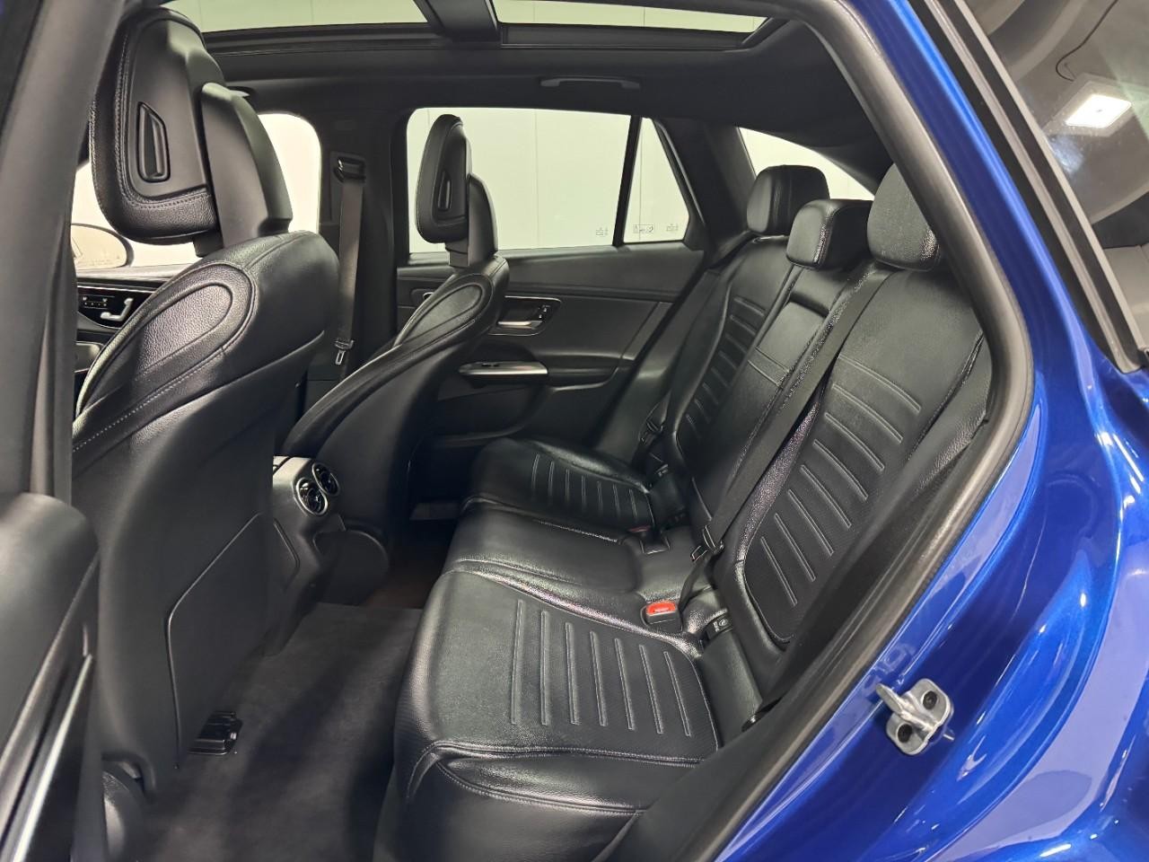 Mercedes-Benz GLC Vehicle Full-screen Gallery Image 8