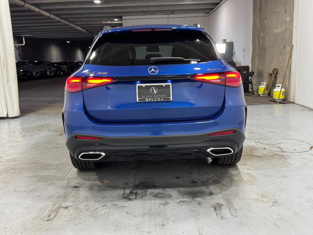 Mercedes-Benz GLC Vehicle Full-screen Gallery Image 9