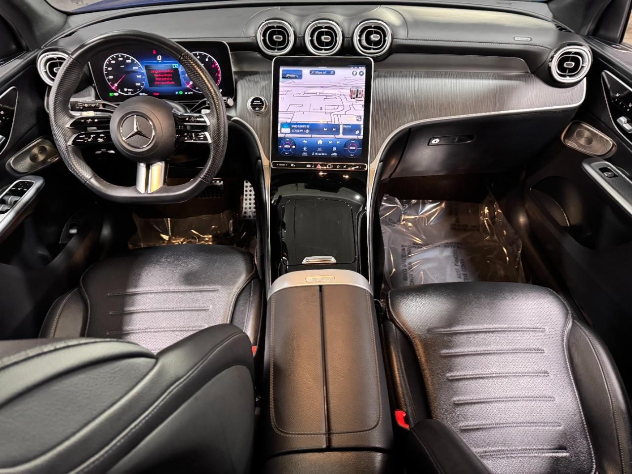 Mercedes-Benz GLC Vehicle Full-screen Gallery Image 12