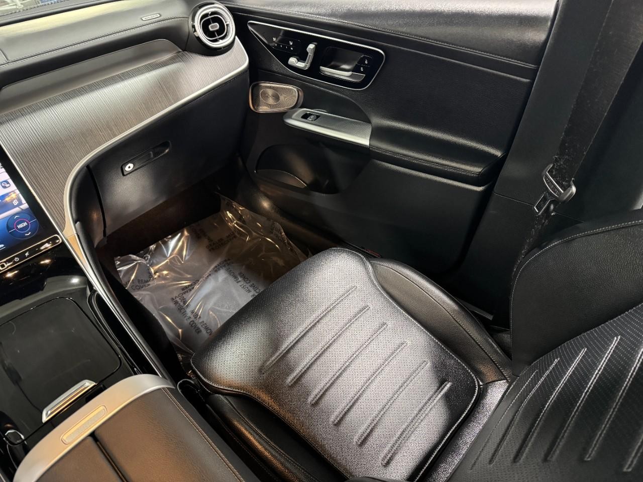 Mercedes-Benz GLC Vehicle Full-screen Gallery Image 15