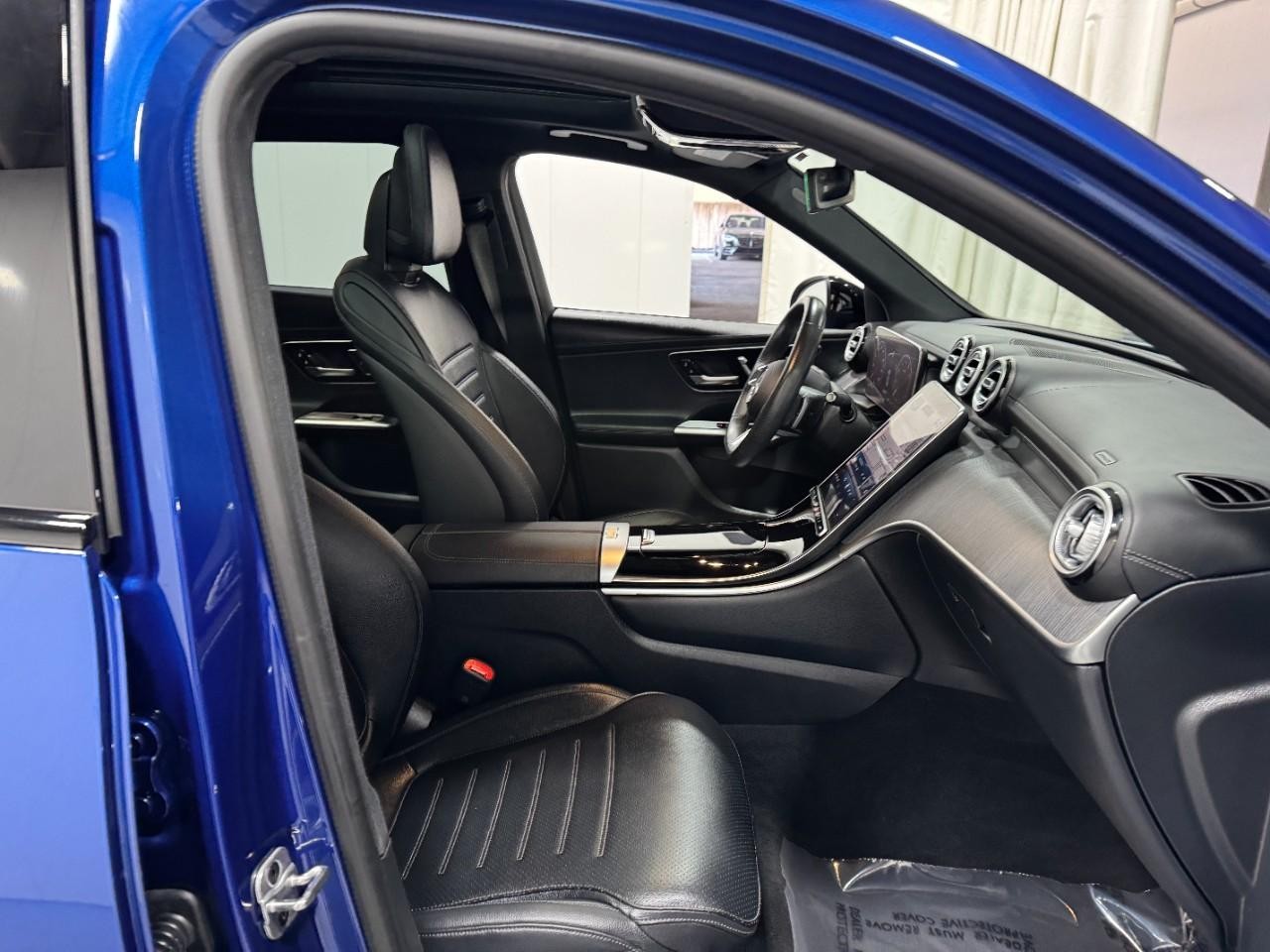 Mercedes-Benz GLC Vehicle Full-screen Gallery Image 16