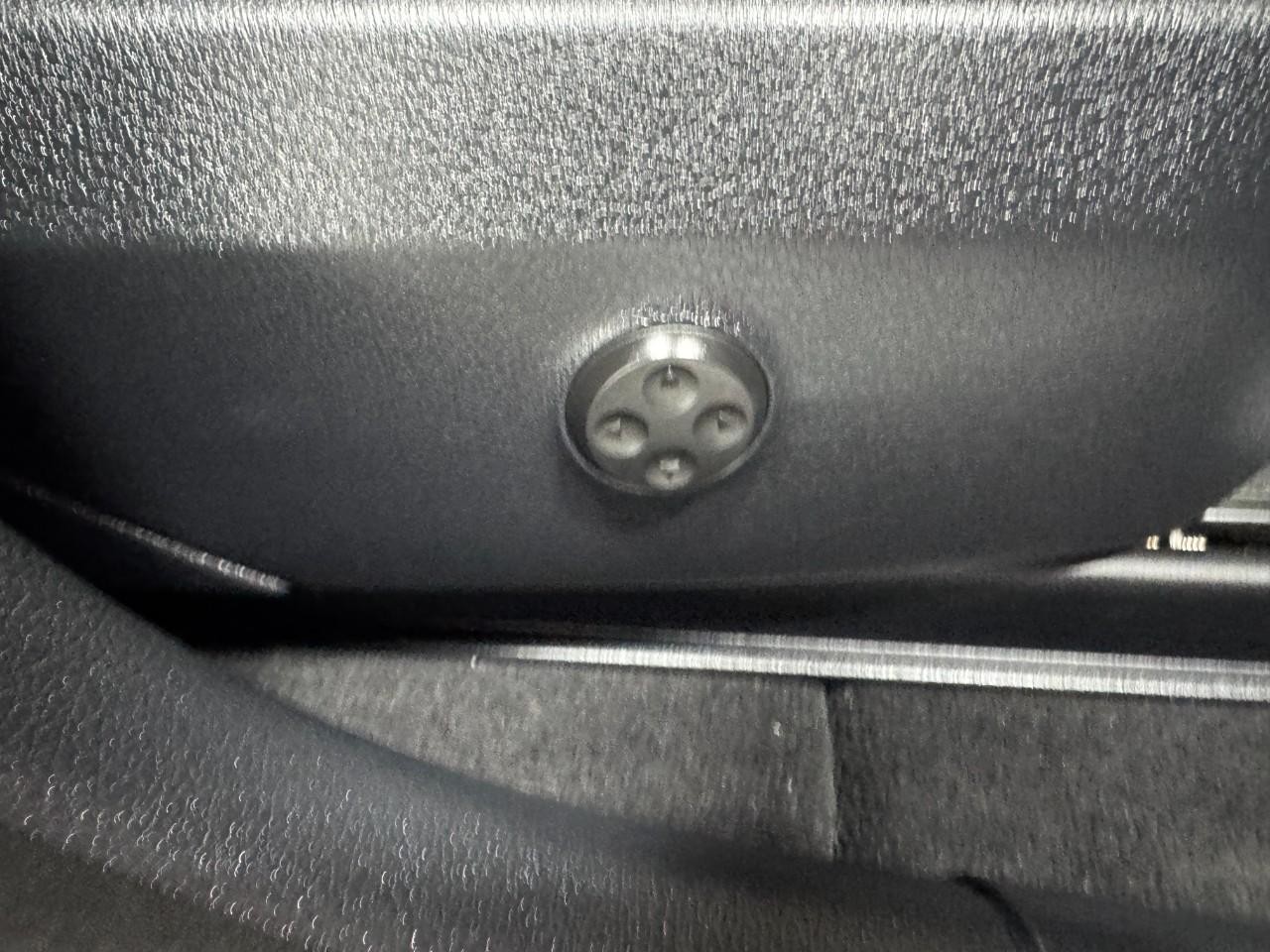 Mercedes-Benz GLC Vehicle Full-screen Gallery Image 18